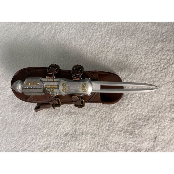 ASSASSIN'S CREED ORIGINS ASSASSIN'S BRACER WITH HIDDEN BLADE TOY UBISOFT COSPLAY - Picture 1 of 14